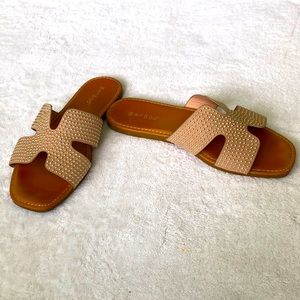 Flat sandal nude with gold “studs”